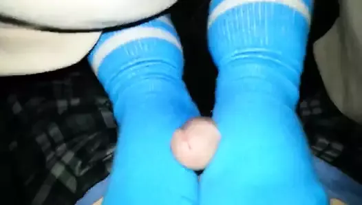 用柔软的蓝色袜子按摩他的鸡巴
