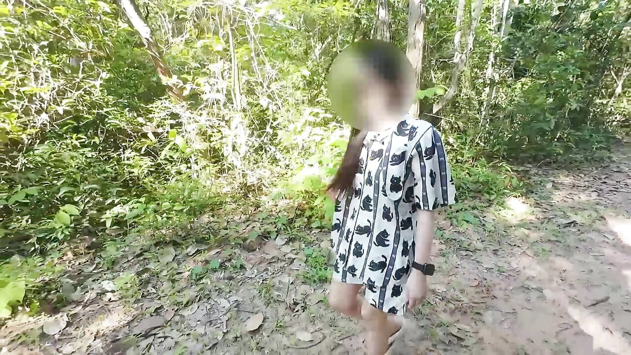 Chica tailandesa mona presumiendo pero empujando masturbación. Dolor en el bosque, voz tailandesa