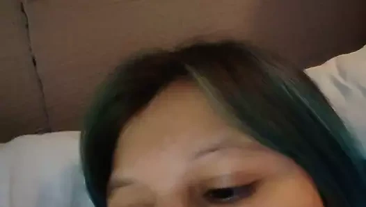 Lusi мастурбирует перед другими мужчинами перед вебкамерой, пока ее супруг