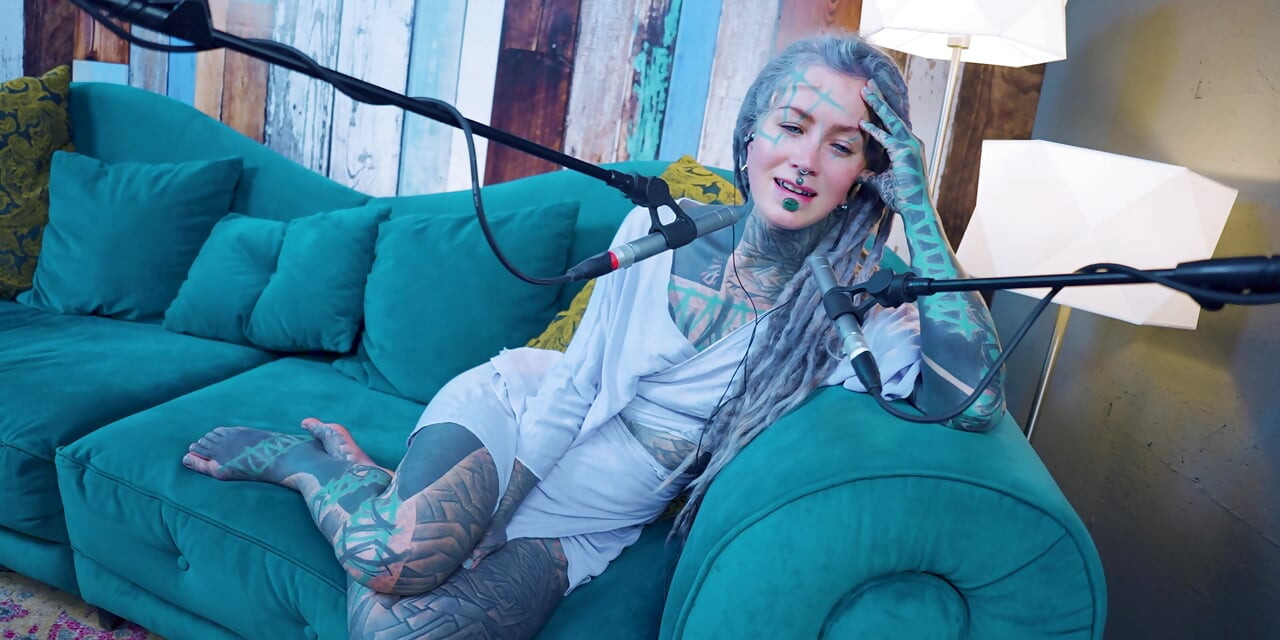 Hablo de J - Jelousy - asmr podcast sfw hablando gótica flaca chica dreadlocks tatuada modelo chica tatuada