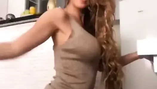 Сербская певица Tayrovic танцует с сексуальной попкой в чае