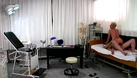 Блондинку-телочку трахнули в ее тугую киску