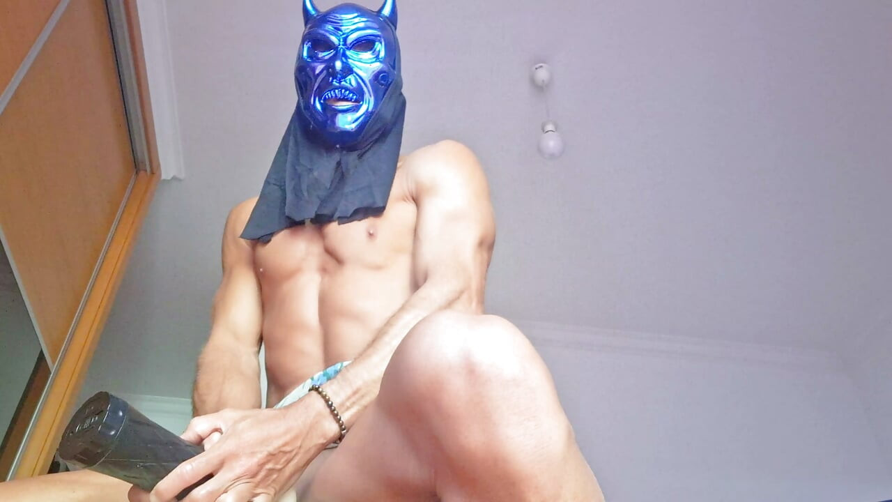 Masque de monstre bleu pour Halloween en solo - une bite bien dure baise Fleshlight jusqu’à ce qu’elle éjacule à l’intérieur