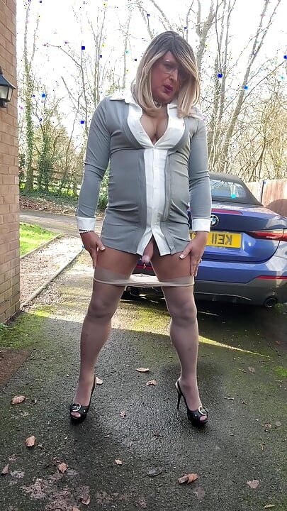 Seksowny Crossdresser kellycd2022 w szarych rajstopach i szpilkach