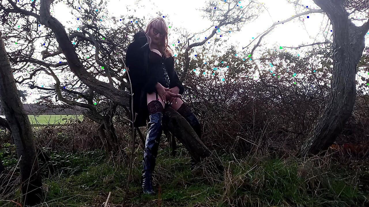 Travesti y masturbándose al aire libre