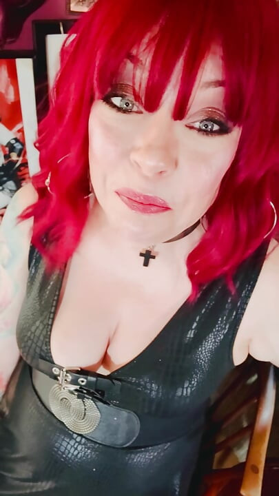 English Goth Dangles & Smokes Her Cigarette - Tina Snua Smoking A Cig With Dangling, Drifts, OMI OME Snap