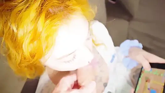 Отвлечение соседки по комнате пошло далеко: жесткий трах и глотание спермы