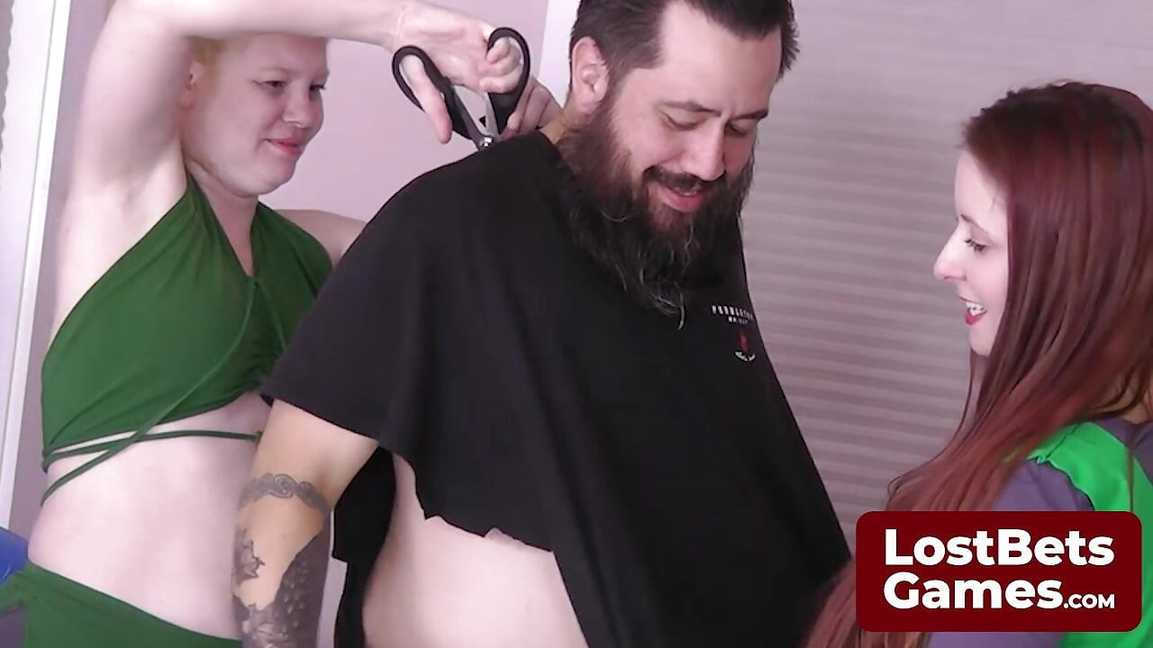 Vincent dołącza do seksownych lekarzy weterynarii Julie i Belle w wysokiej grze karcianej