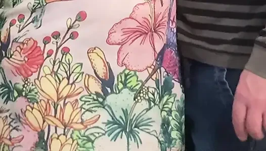 Metroda seksi kıllı amcık patronu tarafından parmaklanıyor