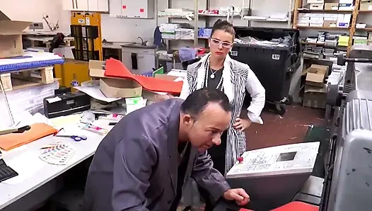 Sekretarisku yang binal dengan toket besar suka banget dientot habis-habisan di meja kantor