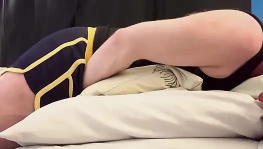 Cspot azıyor ve kulaklarda porno izlerken yüksek sesle orgazm oluyor