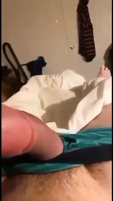 Jonathancyr kiszivárogtatja a Facebook cumshot videót