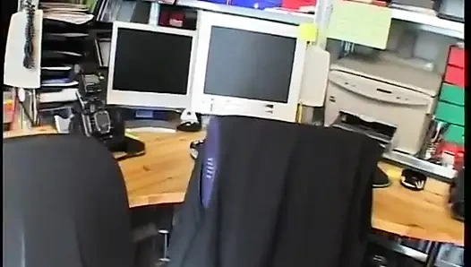 Remaja pirang tahu cara menyenangkan kontol kekasihnya