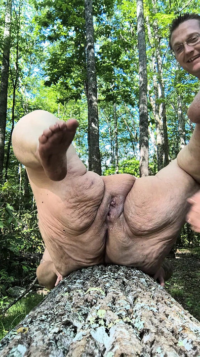 Cewek ini pengen banget jilat memek dan ngentot sama orang asing!