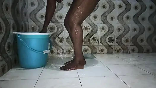 Indian tamil hot wife saranya bath show