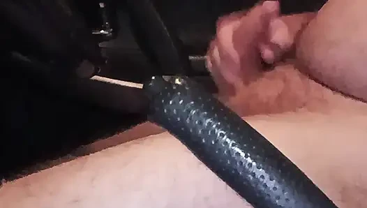 Geceleri arabada soyun ve boşalıyor