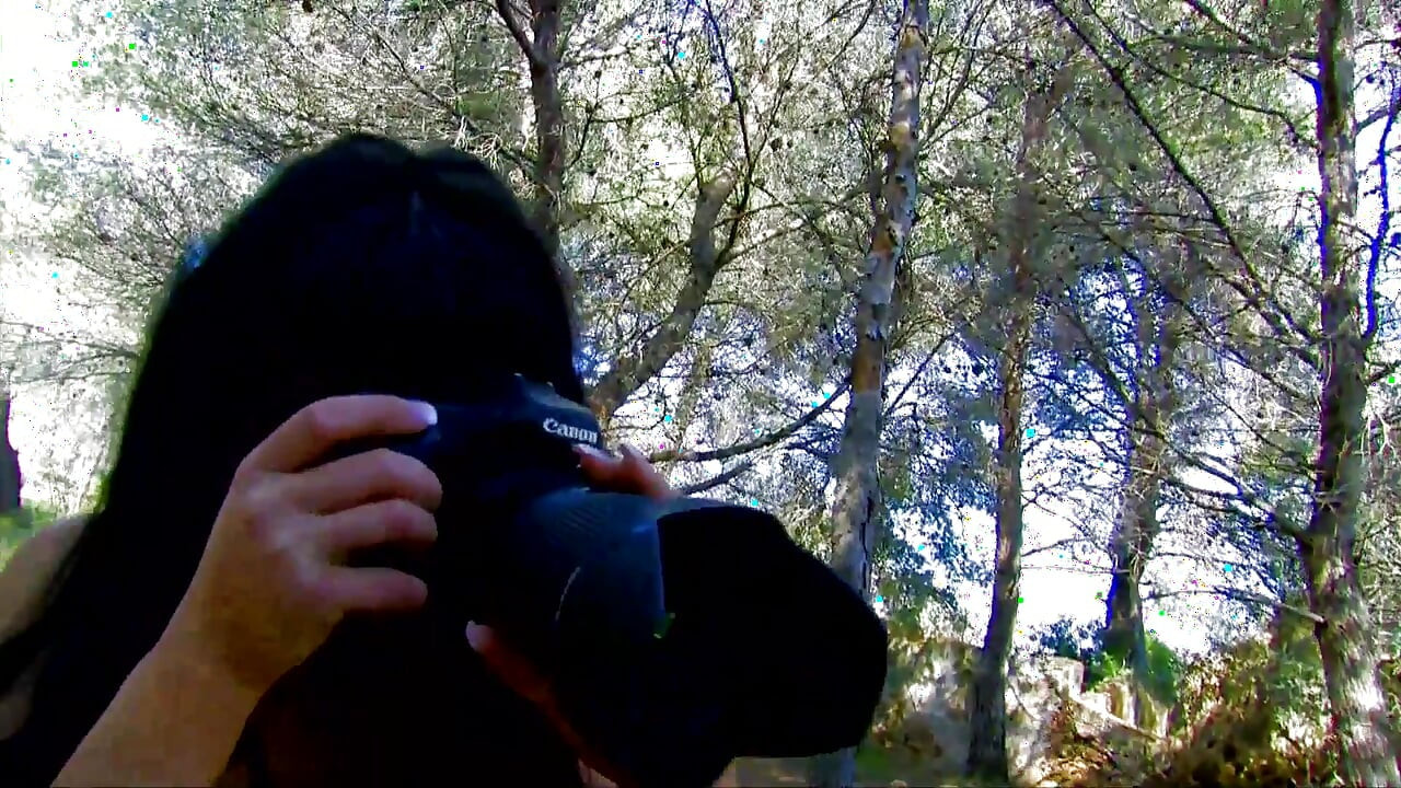 Une sale brune se fait baiser par un mec dans les bois