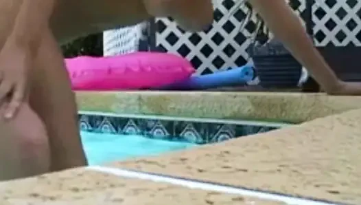 Brandon'ın ıslak havuz macerası
