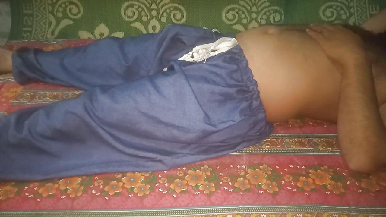 老師勾引了她可愛的火辣處女學生。印度處女女學生第一次（課堂）與老師性愛