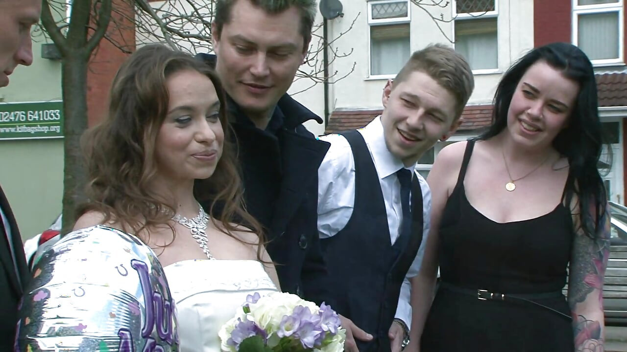 Kåt brunett slår på hennes bröllop