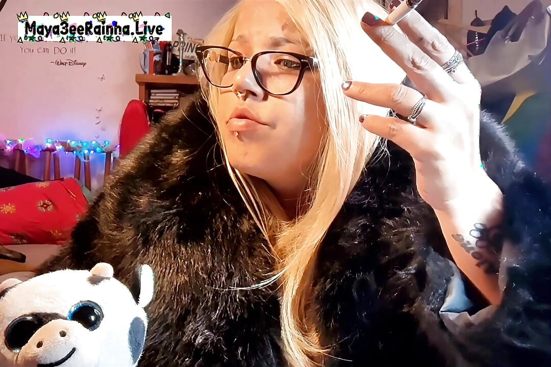 Psikotik sigara içme seansı açık havada sigara içme zinciri videolarını düzenlerken iri güzel kadın orta yaşlı seksi kadın sigara içiyor vlog