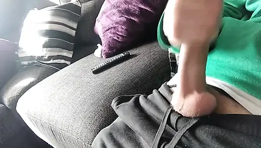 Büyük damarlı yarak boşalana kadar kanepede mastürbasyon yapıyor, biz film mi izliyoruz?