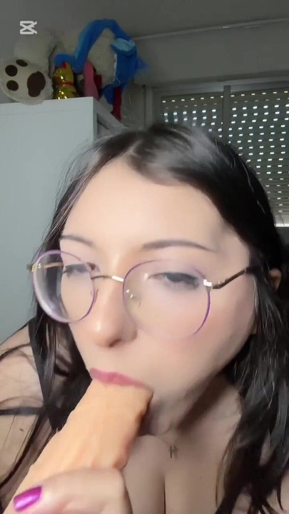 เจ้าหญิงของมึงรักของขวัญและได้รับการปรนเปรี้ยว เพื่อที่เธอจะได้อมควยของมึง คลิป 1