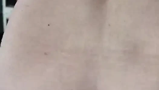 Ihre muschi ist tropfnass, während sie ihn reitet