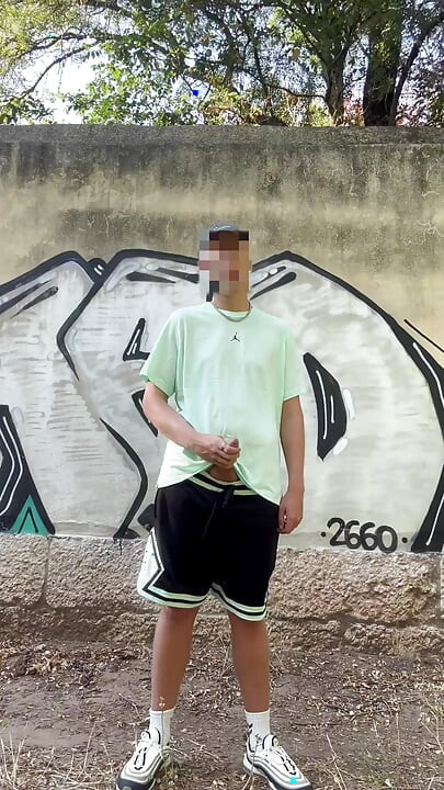 Bro τράνταγμα μακριά πίσω από το πάρκινγκ
