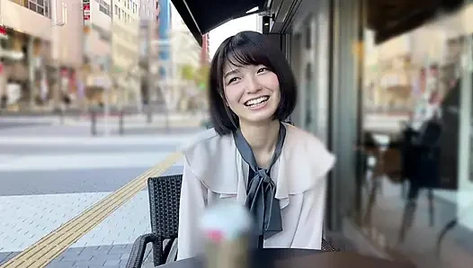 A118F01 A classic idol-level small face and a cheerful smile with a natural girl in a private shoot at a love hotel! A cute smile and a facial finish!