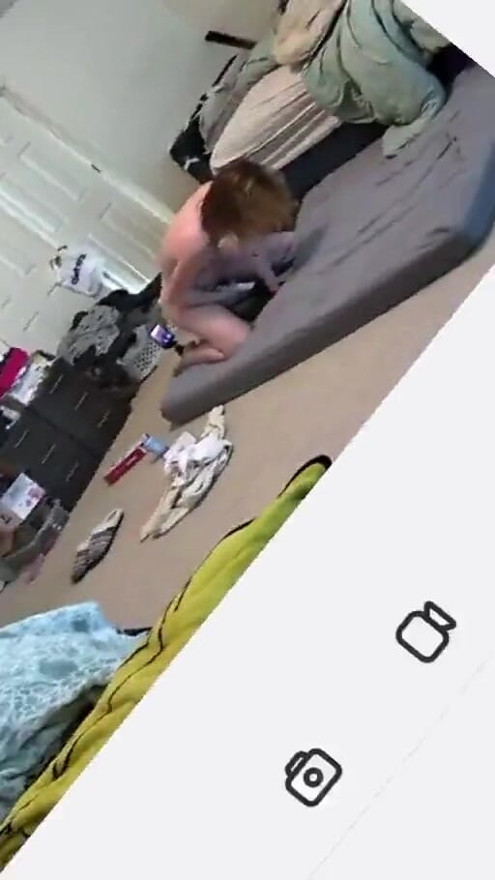 Camera web surprinde o mamă sexy călărind un vibrator imens | Clip 1