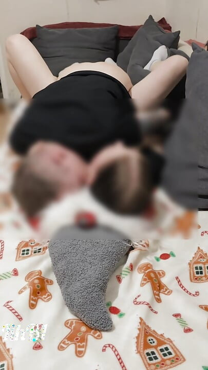 夫と一緒にベッドで