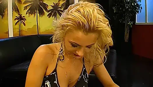 Tinchen Kehlenfick-maschine Würgt an Dicken Schwänze