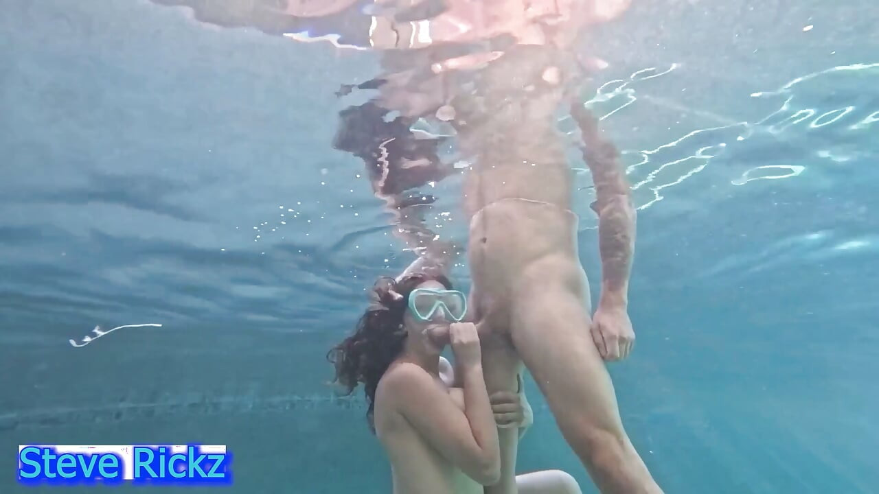 Undervattens suger och knullar - galet poolsex - Steve Rickz, Chloe Kreams