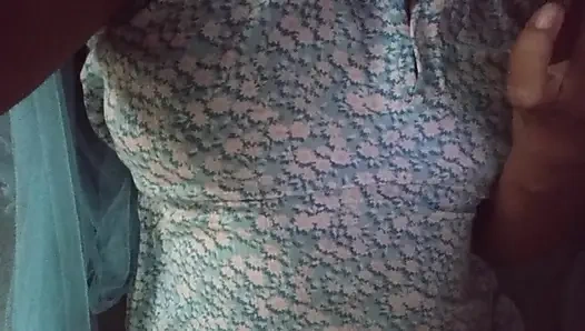 Wanita Sri Lanka merayu pasangannya melalui panggilan video sampai orgasme hanya dengan toket besar dan memek basah