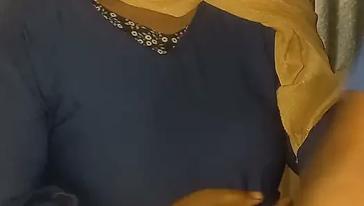 Başka bir adamın karısının odasına girdim ve onu hafifçe öptüm.
