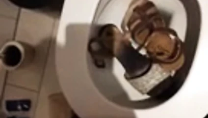 Pisse auf mamas stinke Schuhe