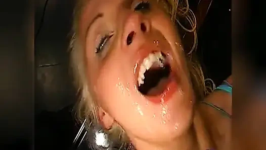 Pantat dan wajah cewek bejat rambut pirang ini dientot habis-habisan sampai dicrot di muka