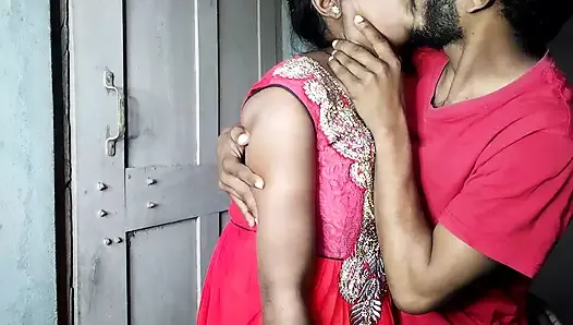 Un demi-frère et sa demi-sœur baisent brutalement dans une vidéo romantique torride