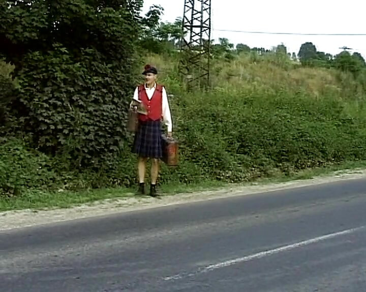 Une salope française accro à la pisse se fait baiser dans un gangbang sur un court de tennis