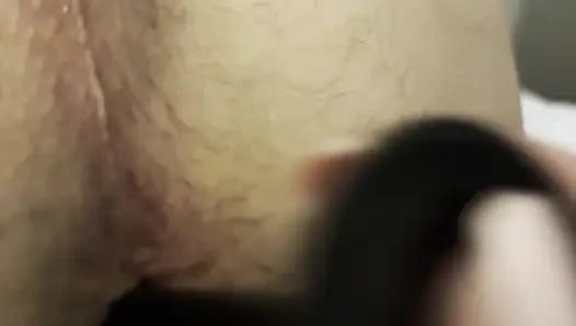 Cewek sange ini lagi asik nyepong kontol pakai dildo ukuran kecil di pantatnya