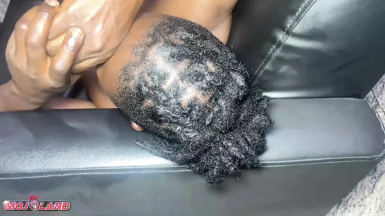 家庭妻子乱搞来拜访的朋友