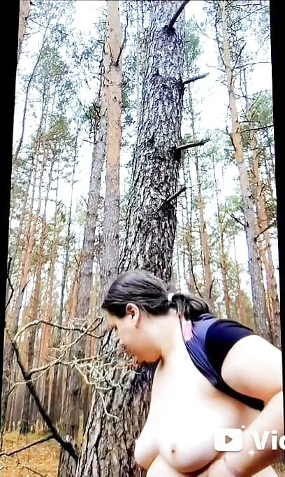 aked i skogen En vild utomhus retas