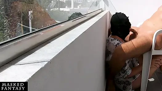 Sunny balkonda ablowjob yabancılar yanından geçerken ağzına boşalmasını sağlıyor, onun her yerine orgazm olduğunu bilmeden