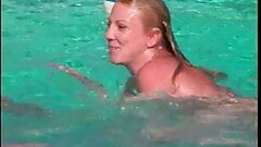 Nympho seksi berseronok lesbian liar di kolam dengan blonde