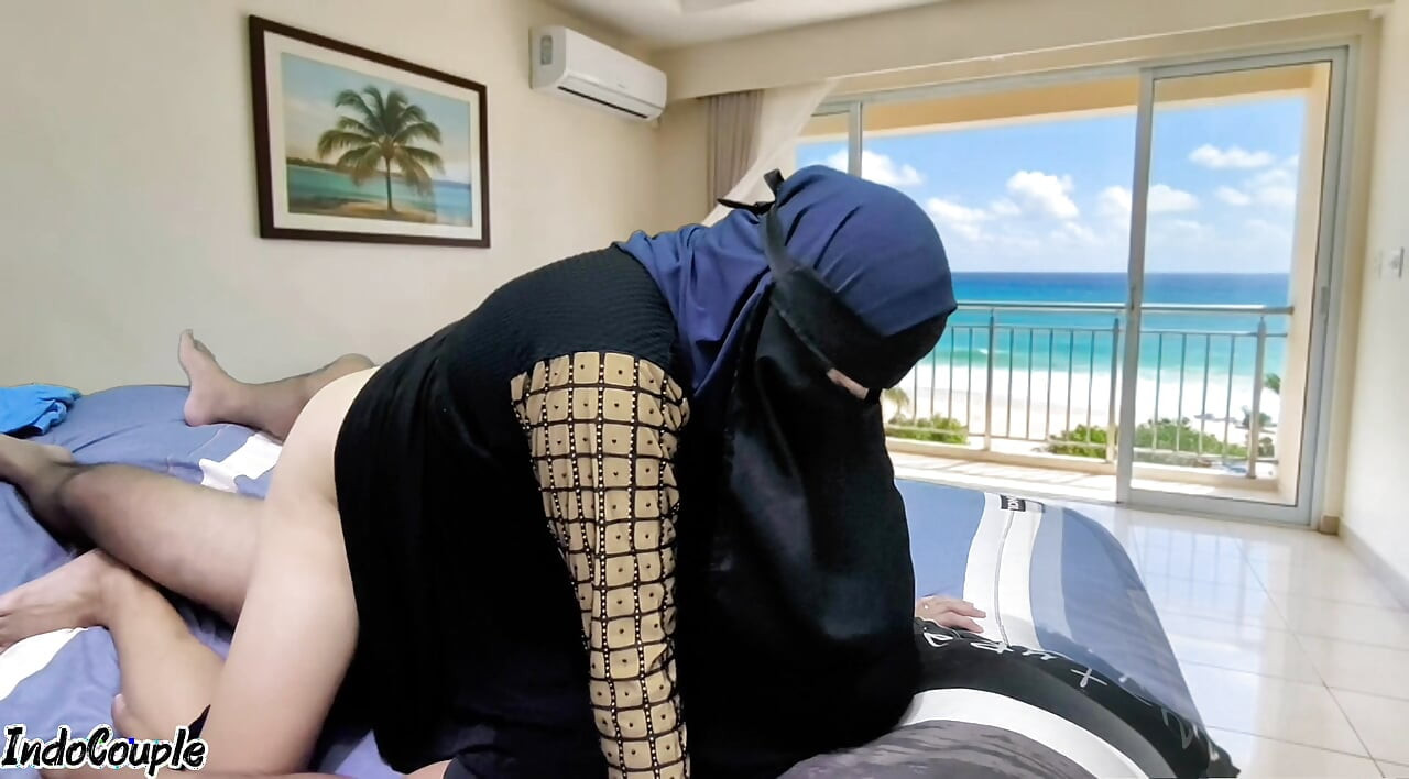 Bokep Indo Janda Sange Minta Dientot Kurir Paket mantab cewe nya