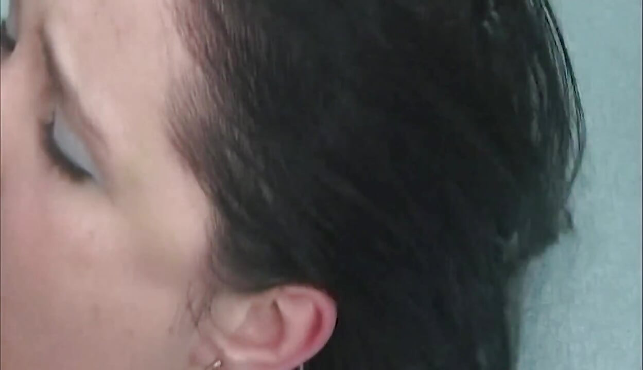 Brunette kneppet hårdt med oral og dyb fingering