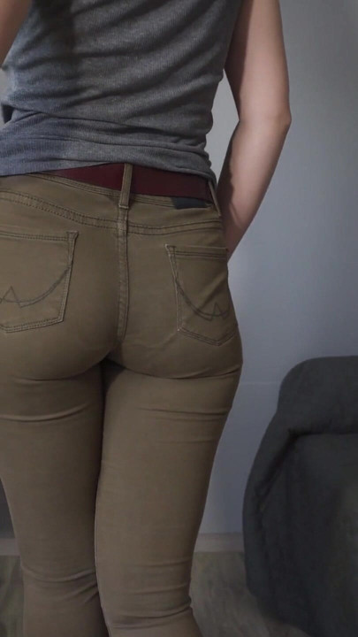 Hot kvinde i stramme jeans går rundt og driller trusselinje | Klip 1