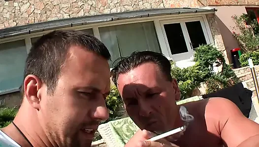 Açık Havada Sarışın Çifte Penetrasyon Havuz Başı Tutkusu
