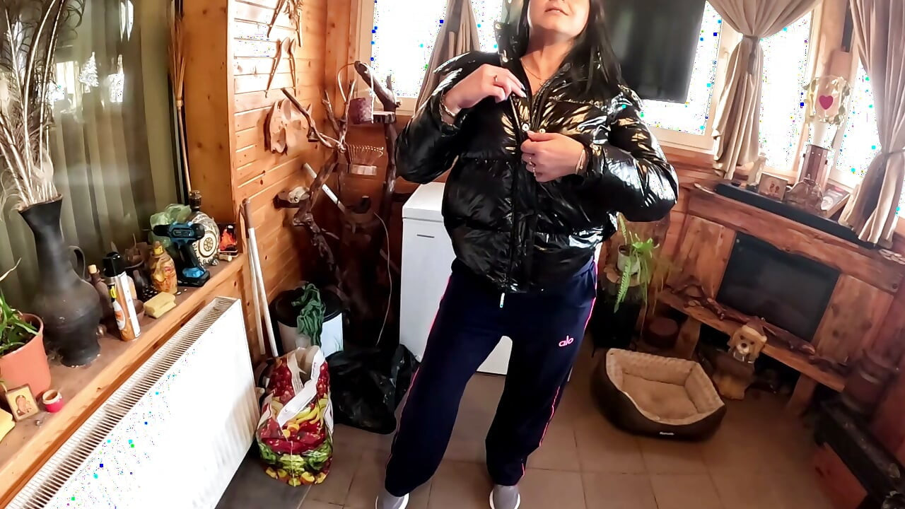 Brilhante downjacket gozada. Boquete boquete, de quatro e triplo esperma na minha bunda